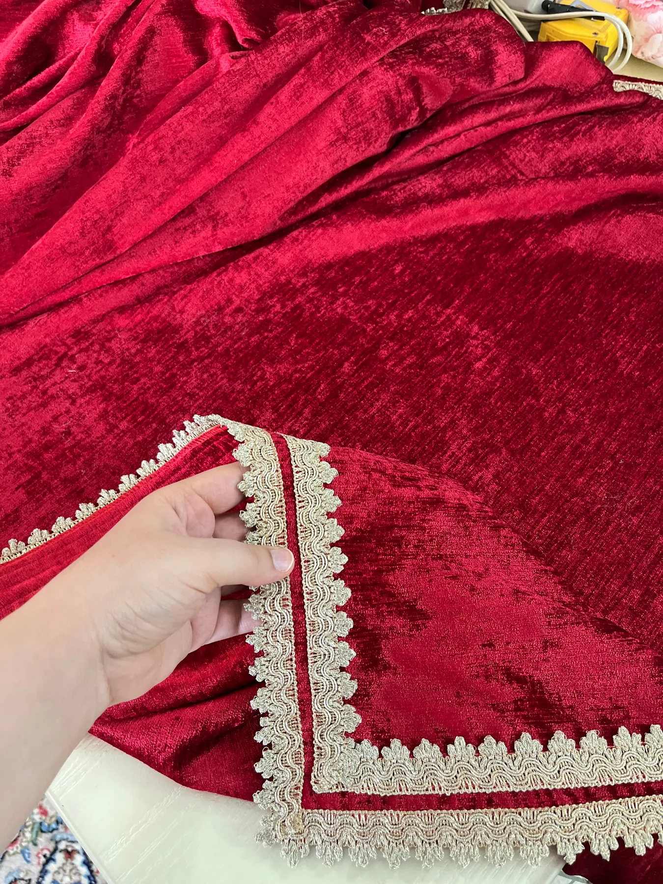 رومیزی قرمز اشرافی  مأوا مخمل شانل مربع 100*100