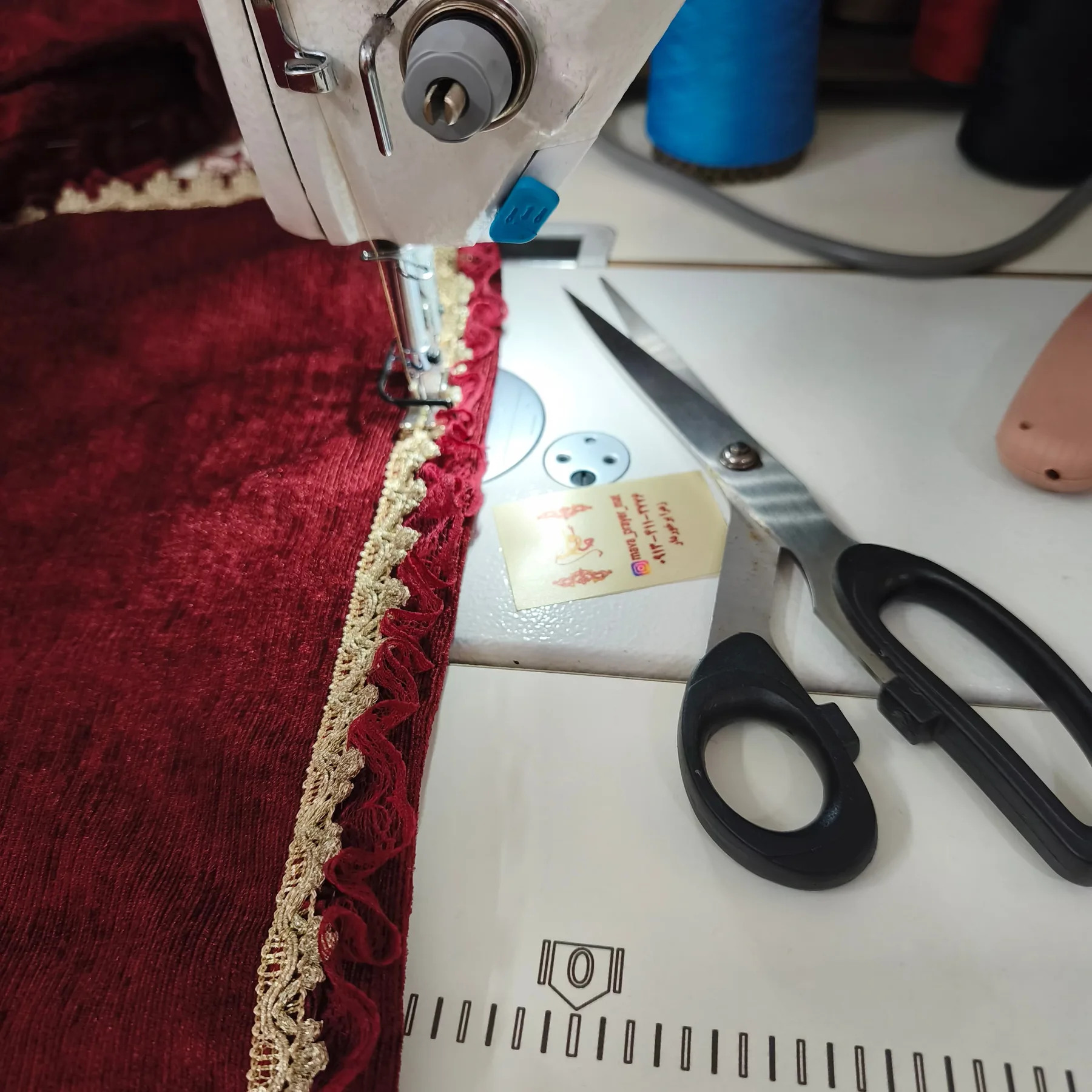 کاور کوسن زرشکی مخمل لب تور ویراق دوزی شده